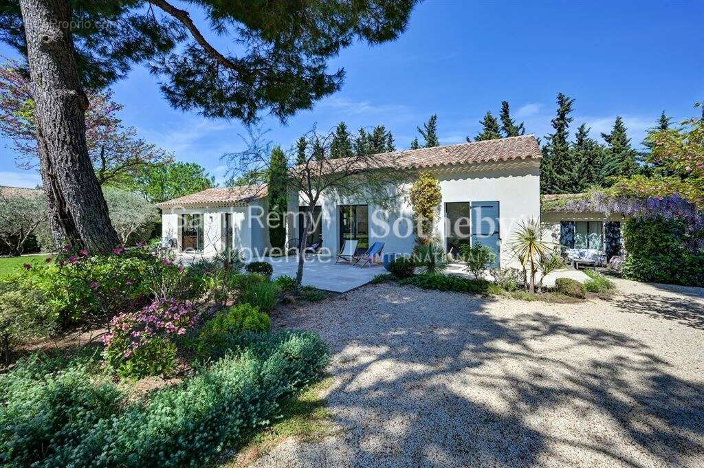 Exclusivité. Rare, Eygalières, belle maison rénovée en centre village avec jardin et piscine - photo 3