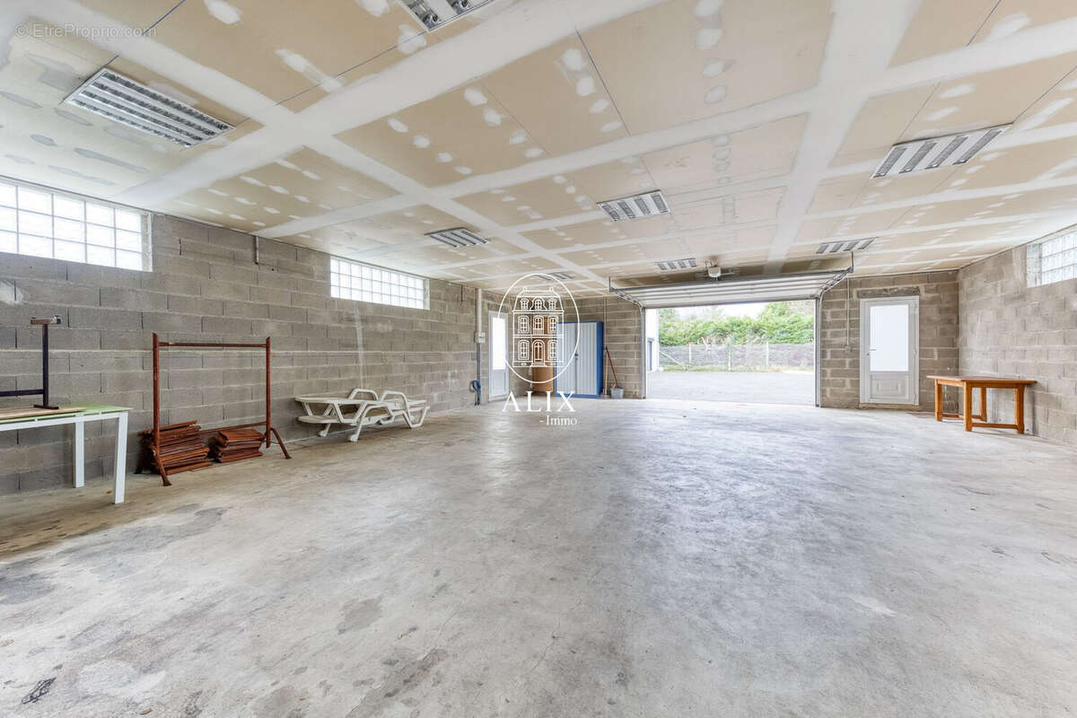 Garage - Maison à DORDIVES