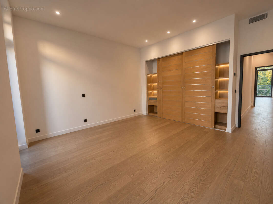 13008 Carré d'or - Propriété de caractère avec jardin et piscine   Marseille - photo 10