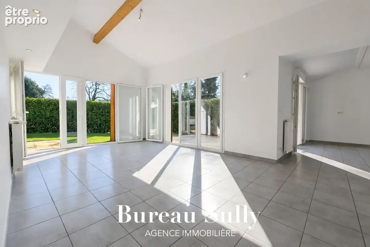 Limite GENAY sur MASSIEUX / Maison T4 (90m2 hab) sur 329m2 de terrain clos arboré parking. TB état - photo 5