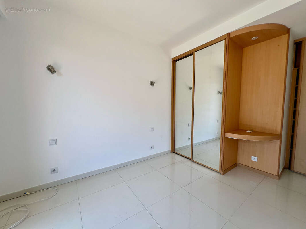 Appartement à SAINT-LAURENT-DU-VAR