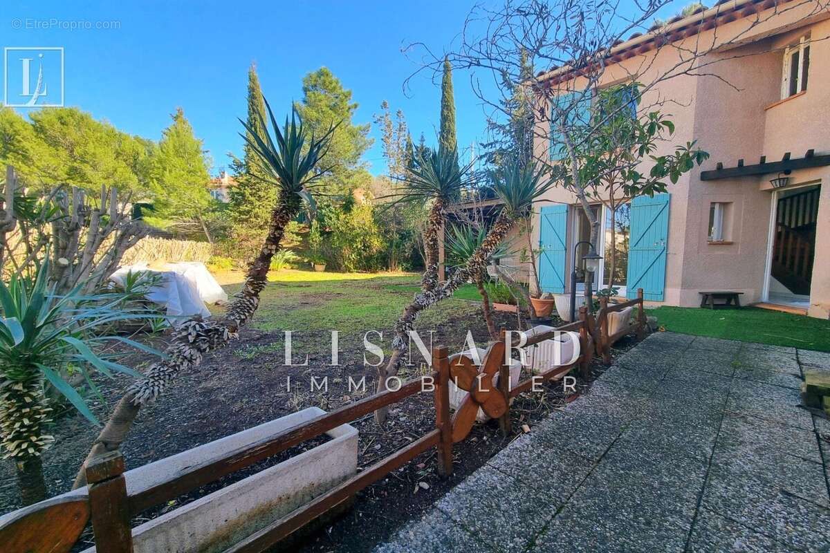 Maison à LA ROQUETTE-SUR-SIAGNE