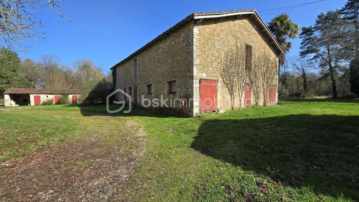 Ensemble immobilier, maison de 178 m², maisonnette, granges, petits toits, terres et étang - photo 9