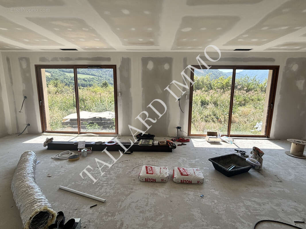 Espinasses, Maison de plain pied hors d'eau hors d'air sur terrain 1839 m2 - photo 9