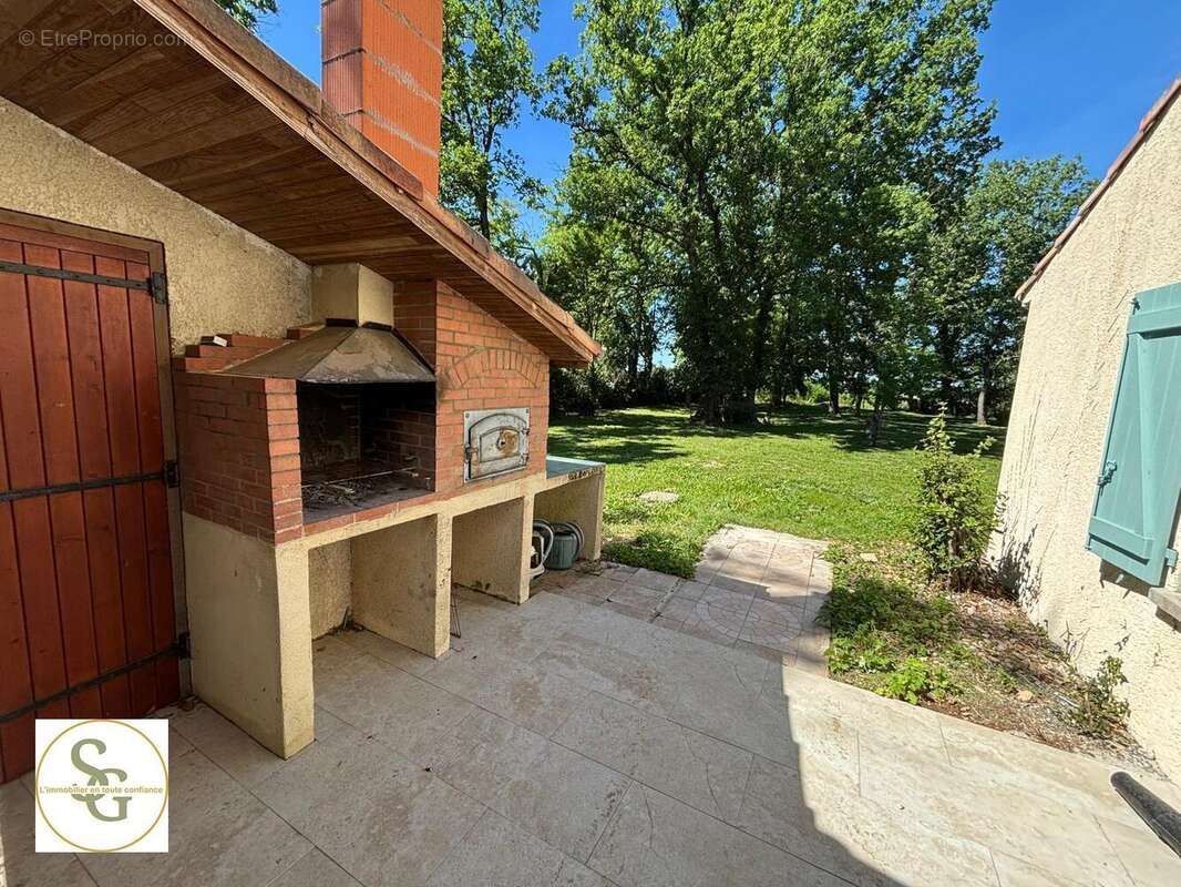   - Maison à LAGRAVE