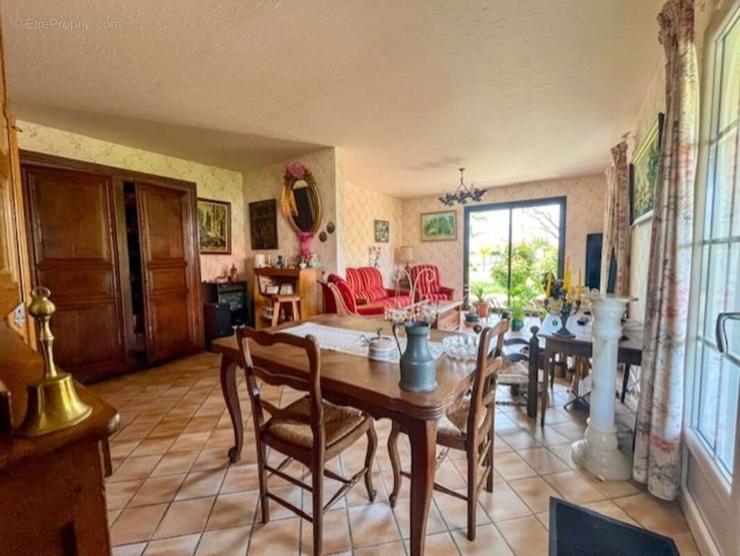  Maison familiale 7 pièces – 186 m² – Plain-pied – Terrain arboré de 2200 m² – AIRVAULT (Barroux) - photo 4