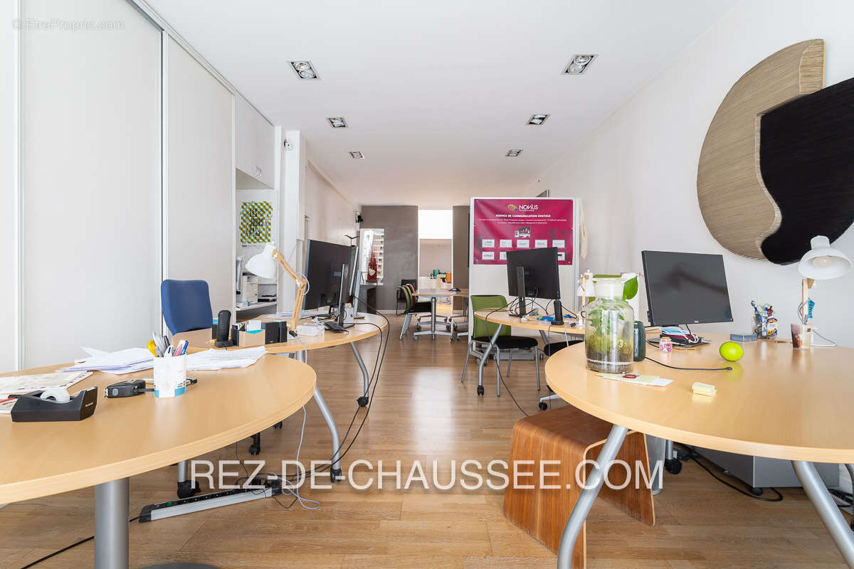 Local commercial avec box - photo 4