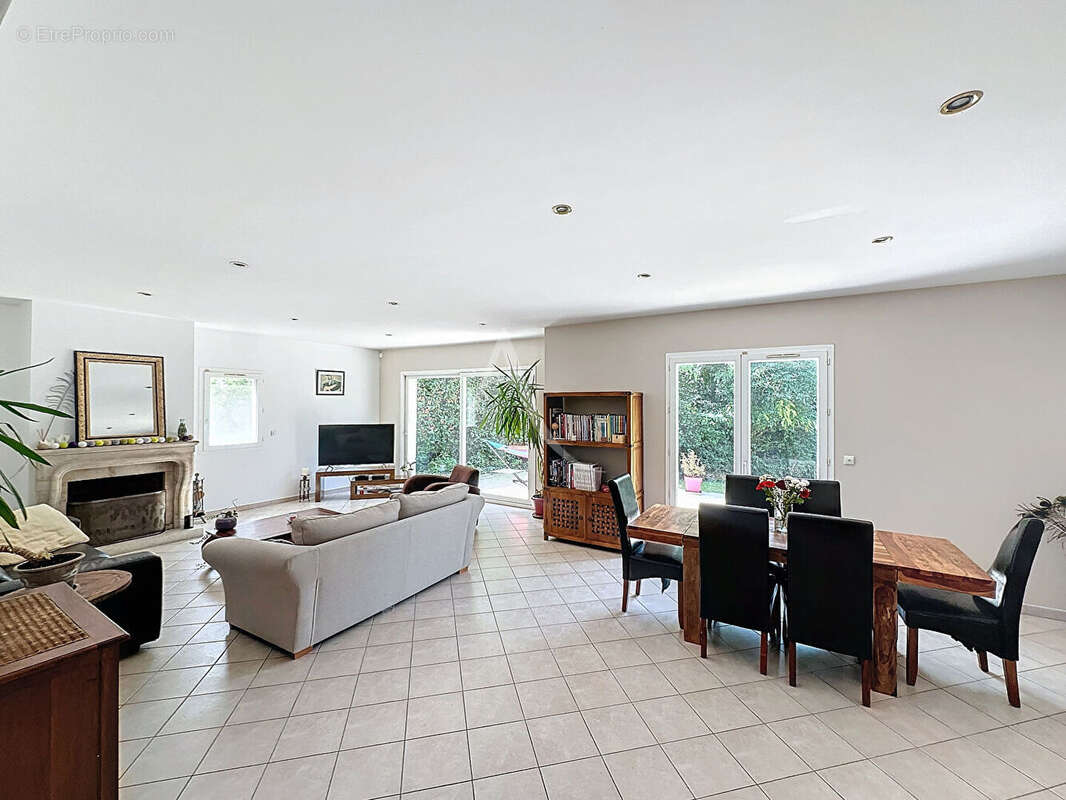 Maison coup de coeur à Mareuil-lès-Meaux - 6 chambres - 240 m2 - jardin de 836 m2 - garage double et nombreux stationnements - photo 4