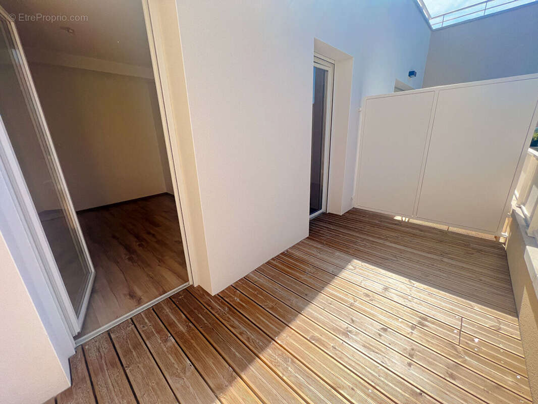 Appartement à PINS-JUSTARET