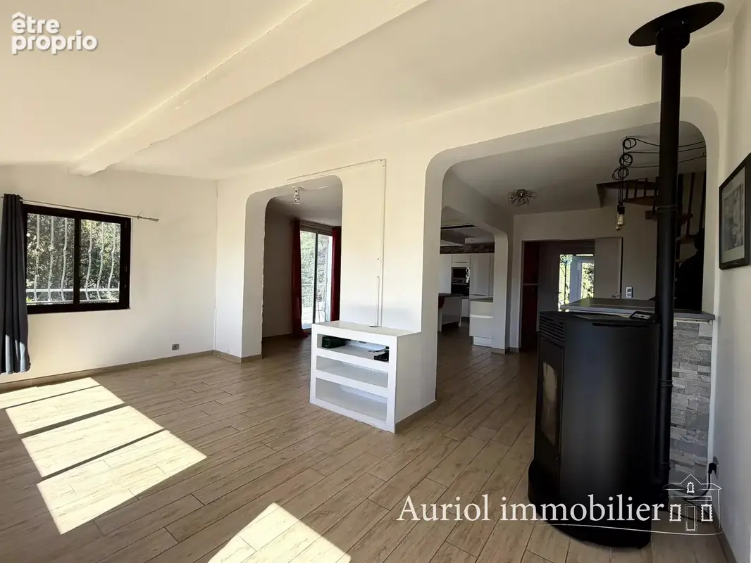 PEYPIN Villa 2 logements sur 3200 m2 terrain avec piscine et garage - photo 4