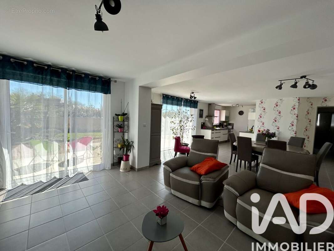 Maison 118 m² à Bournand  - photo 3