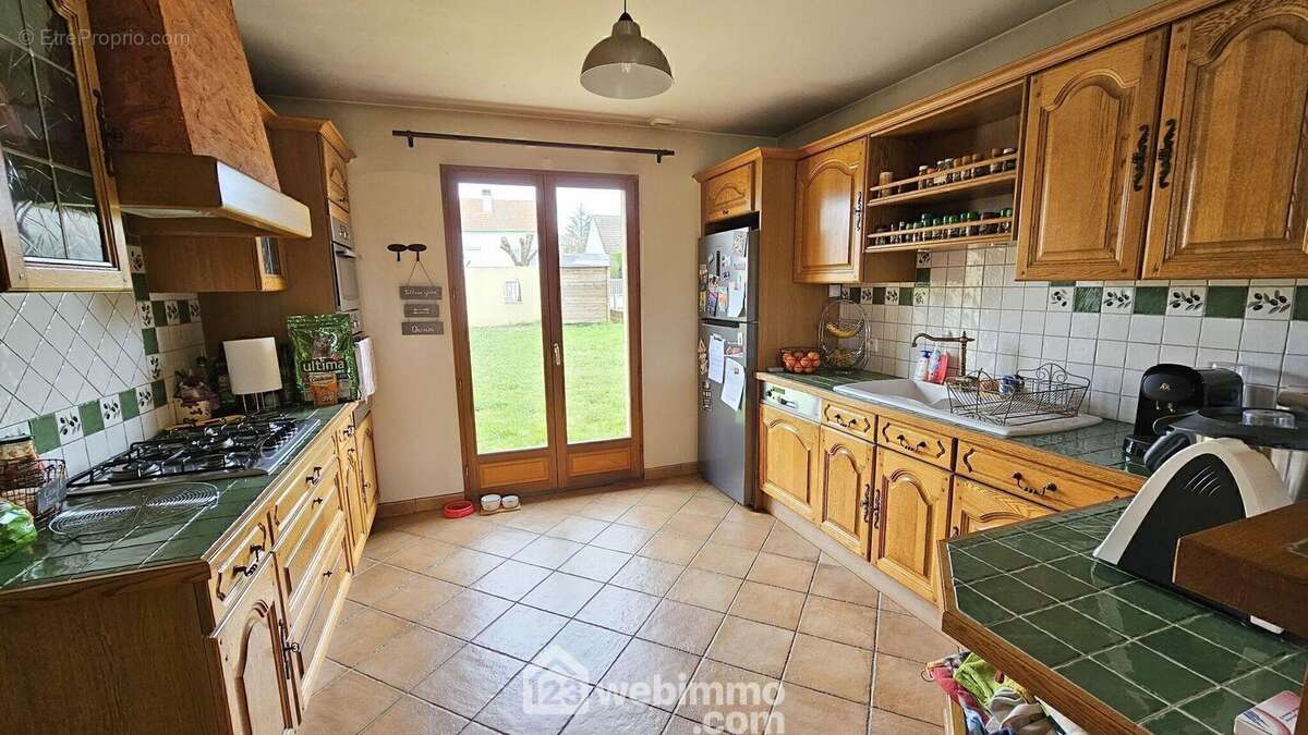 Une cuisine équipée de 12 m² et ouverte sur la salle à manger.