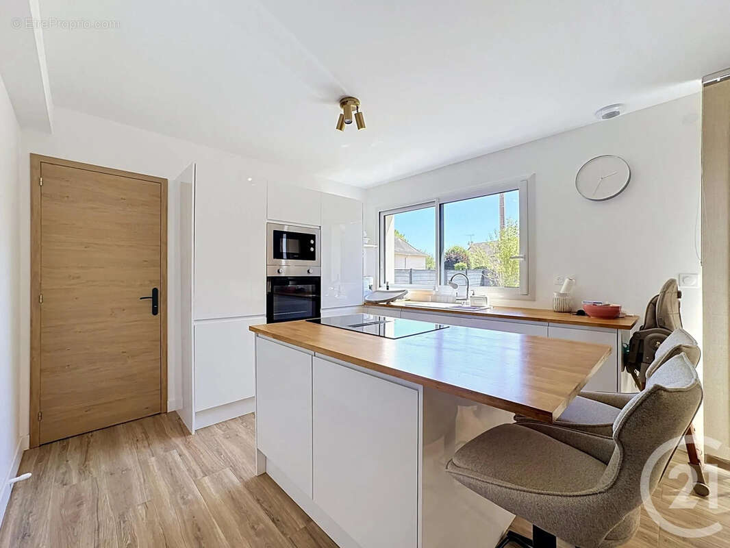 Maison 138 m² à Saint-Denis-En-Val  - photo 4