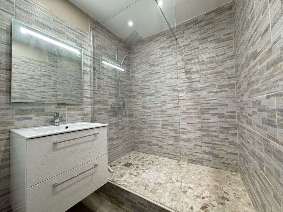 T2 / DERNIER ETAGE /  BALCON / CAVE / PLACE DE PARKING / LA - Appartement à MARSEILLE-13E