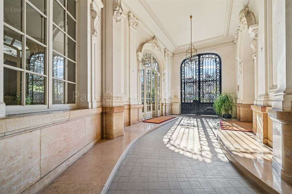 Appartement à PARIS-16E