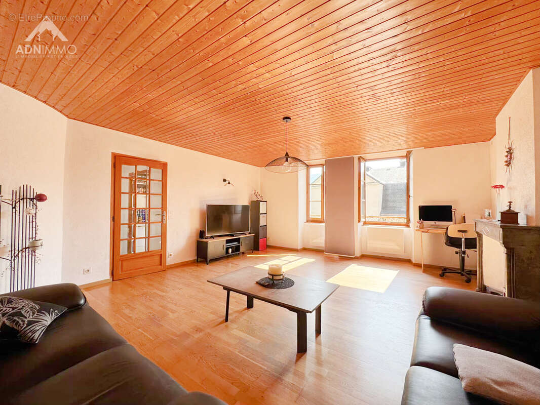 Appartement à COLLONGES