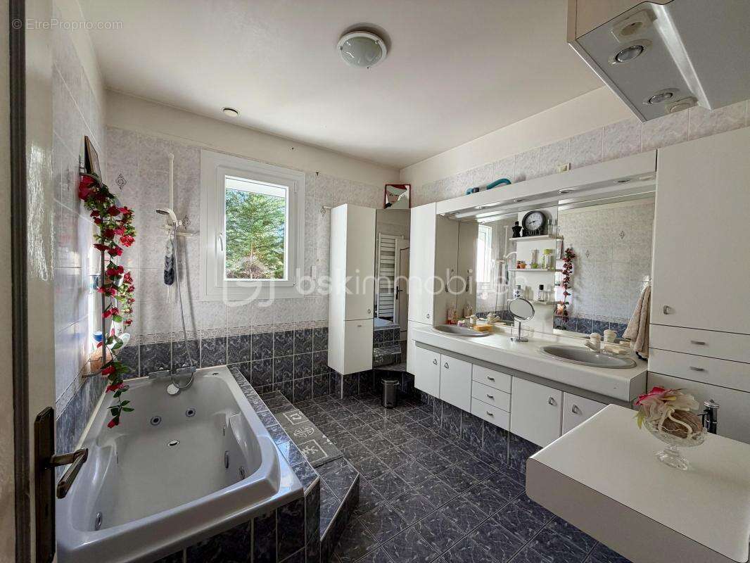 Maison familiale de 170 m² avec piscine, sous-sol complet et terrain arboré de 2 570 m² - 87220 Eyjeaux - photo 10