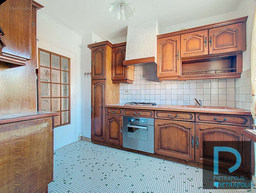 CUISINE AMENAGEE avec cellier - Appartement à MACON