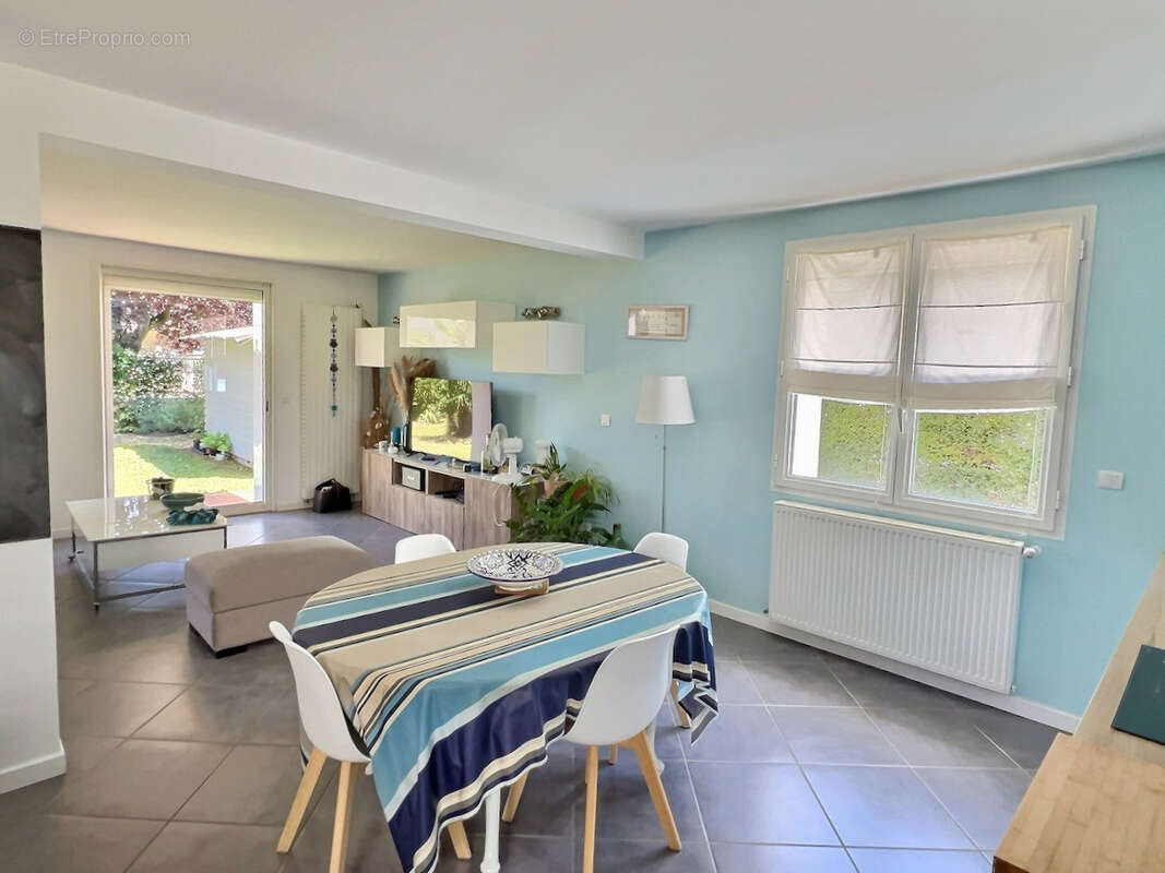 Villeneuve-sur-Lot maison entièrement rénovée avec goût de 142 m² sur un terrain d'environ 650 m². Coup de coeur assuré pour cet - photo 5