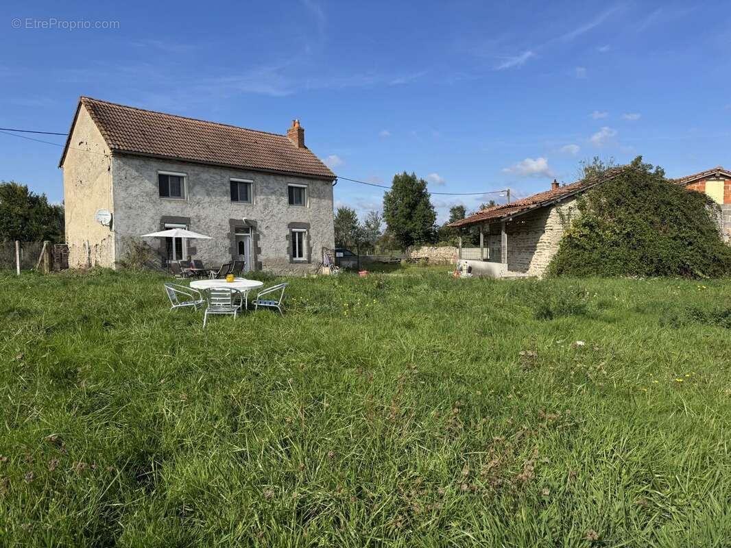 Maison à SAINT-CLEMENT-DE-REGNAT