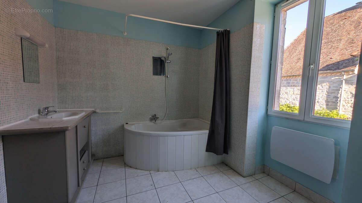 Maison à MAYRINHAC-LENTOUR