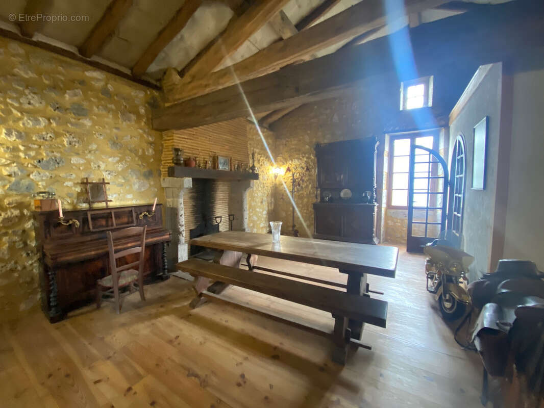 MAISON PIERRE DU 18ème  de 215 m2 sur 2 niveaux - photo 4
