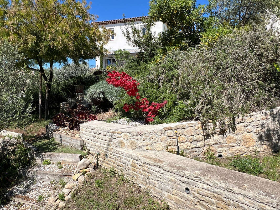 Maison  d'architecte de 170 m² R+1 avec piscine terrasse, sous-sol et garage sur 865 m² de terrain à ALLAUCH 13190 - photo 17