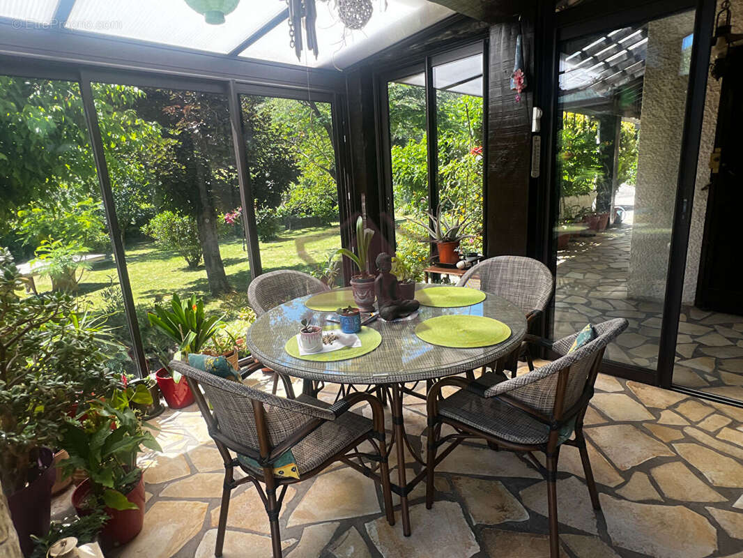 Maison avec piscine dans un environnement calme - photo 11