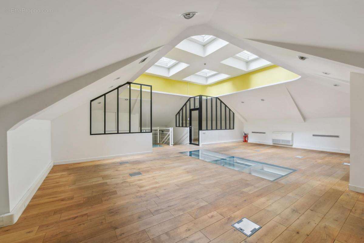 Commerce à PARIS-8E