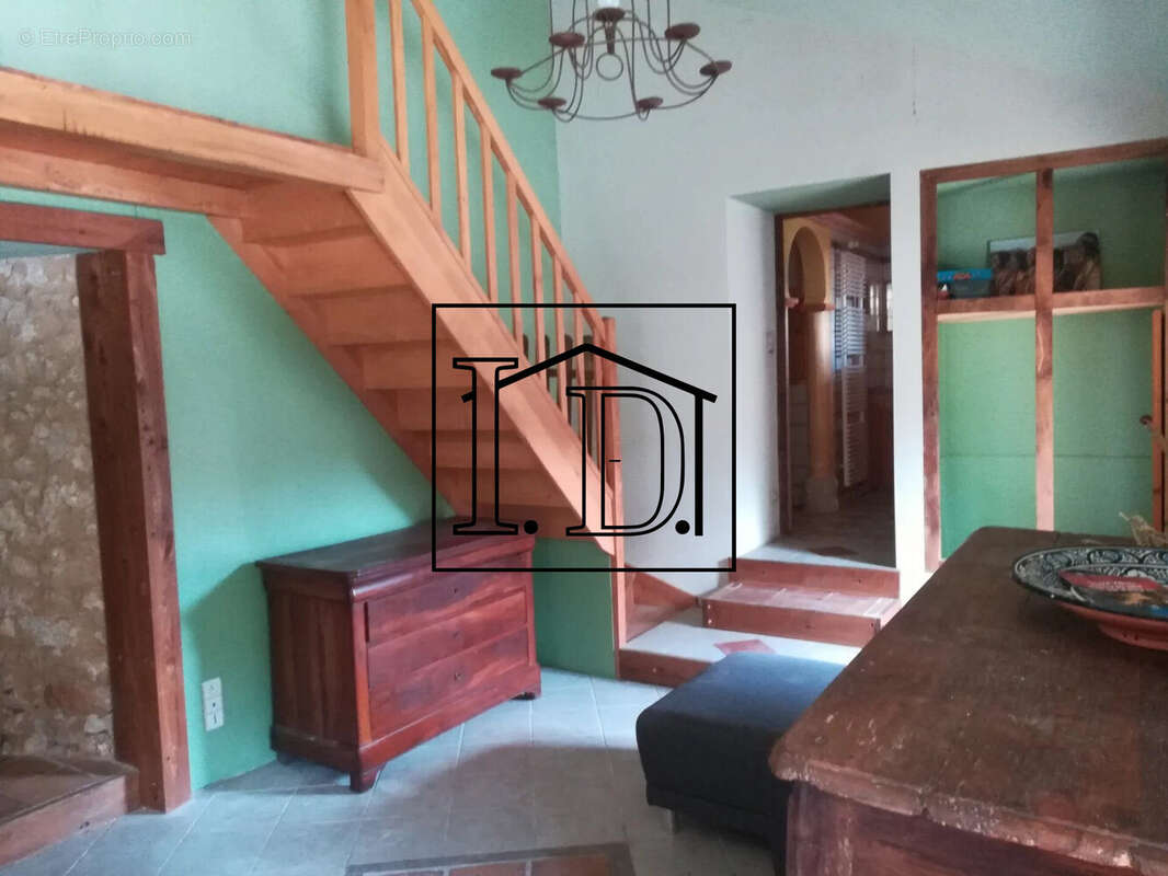 hall - Maison à SAINT-CERNIN-DE-LABARDE