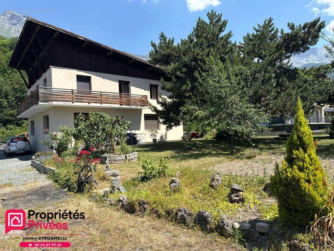 PASSY  Maison familiale entièrement rénovée avec deux appartements, dépendances et fort potentiel d'aménagement - photo 2
