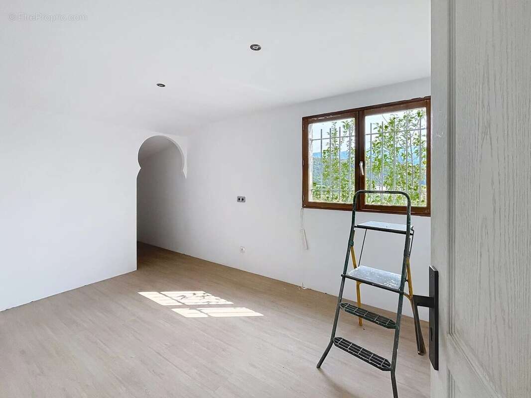 Commerce à PEYROULES