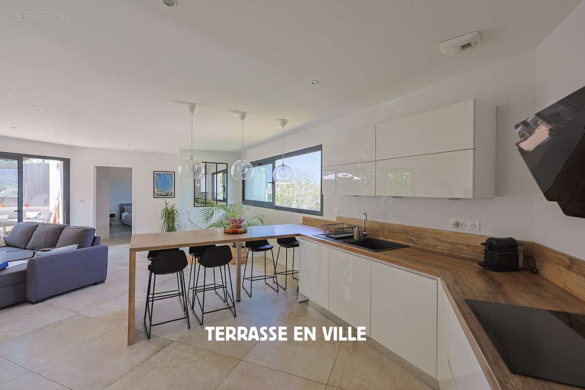 Maison à SAINT-CYR-SUR-MER