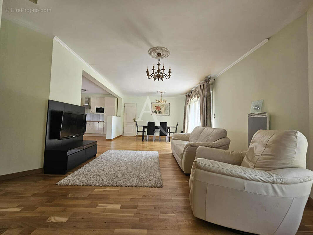 Vaste pavillon récent - Rue - photo 2
