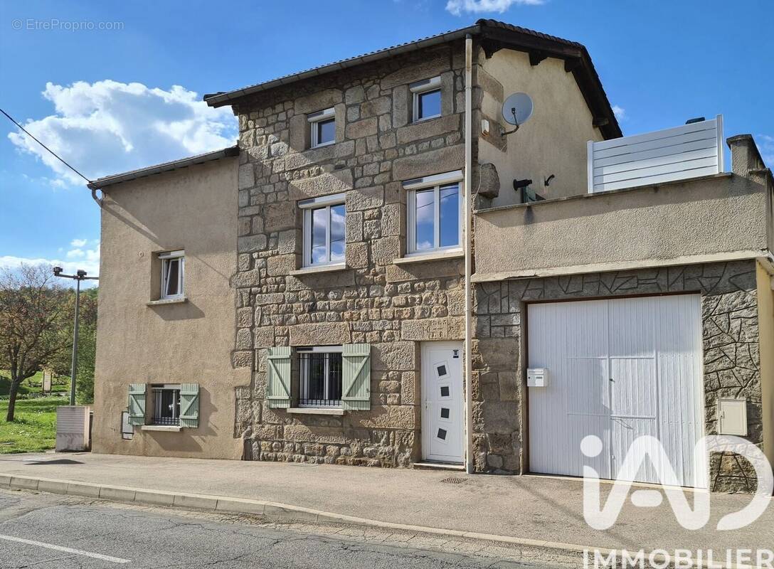 Photo 1 - Maison à LE CHAMBON-FEUGEROLLES