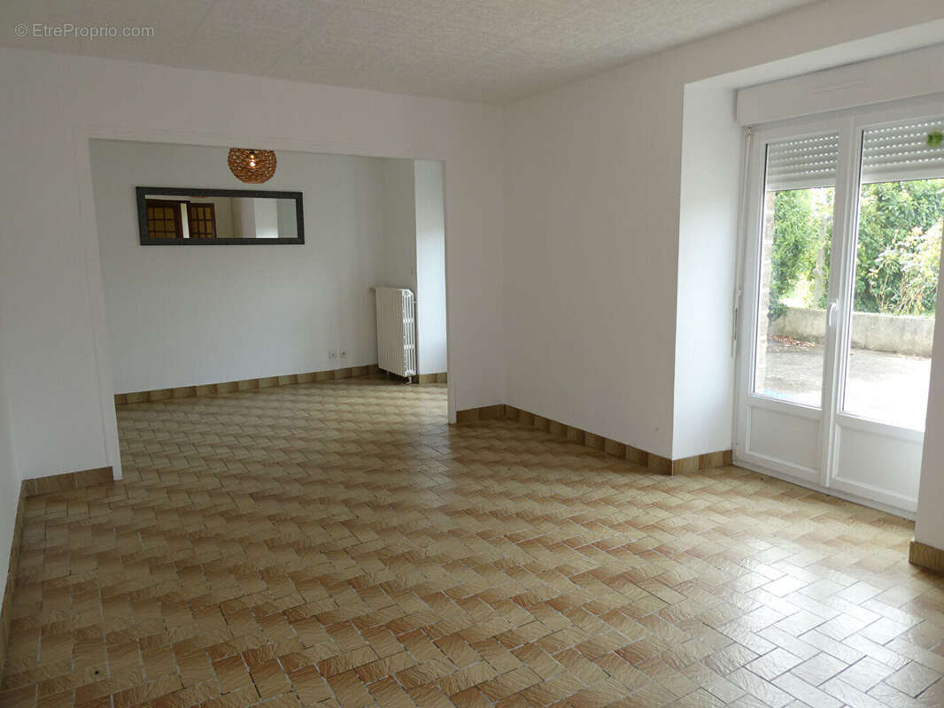 Maison de plain pied avec vue imprenable sur la campagne verdoyante. - photo 2