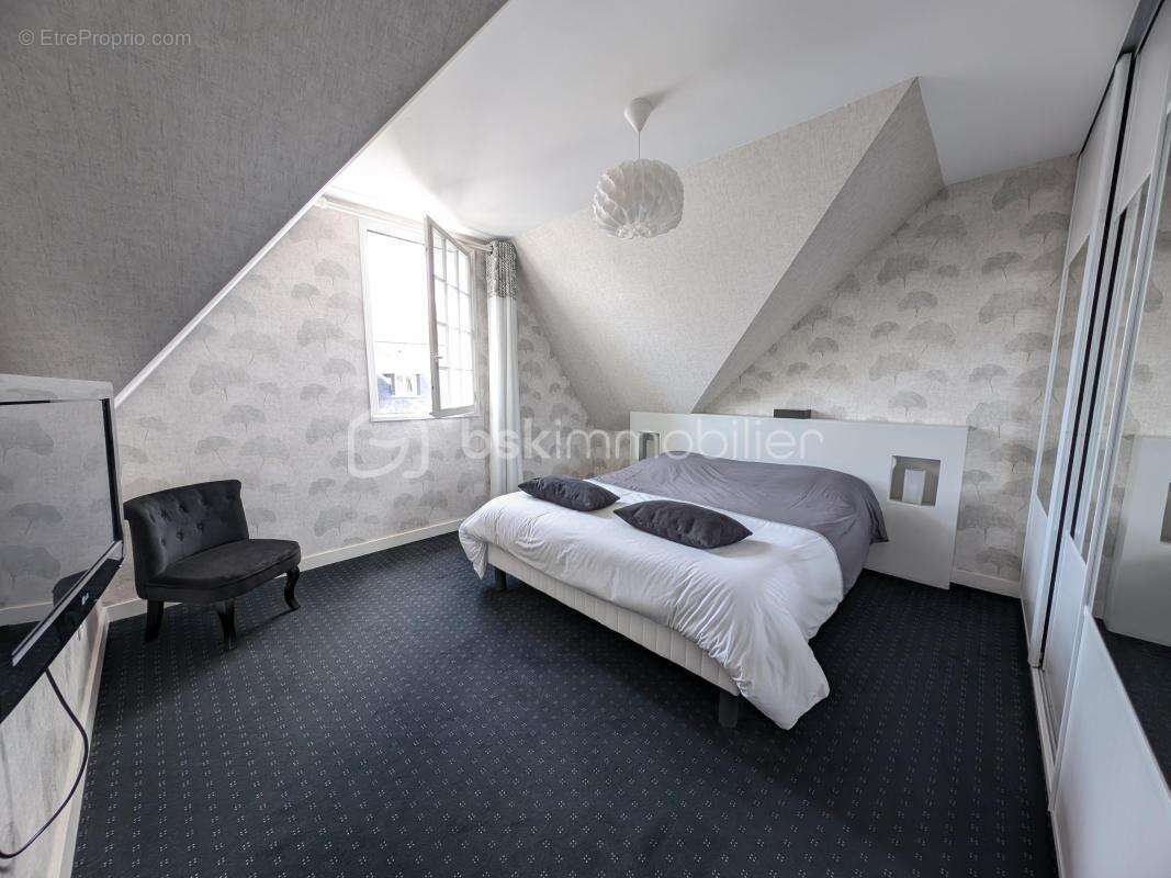 À Liffré, dans un quartier très recherché, venez découvrir cette jolie maison familiale pleine de charme et de potentiel ! - photo 9