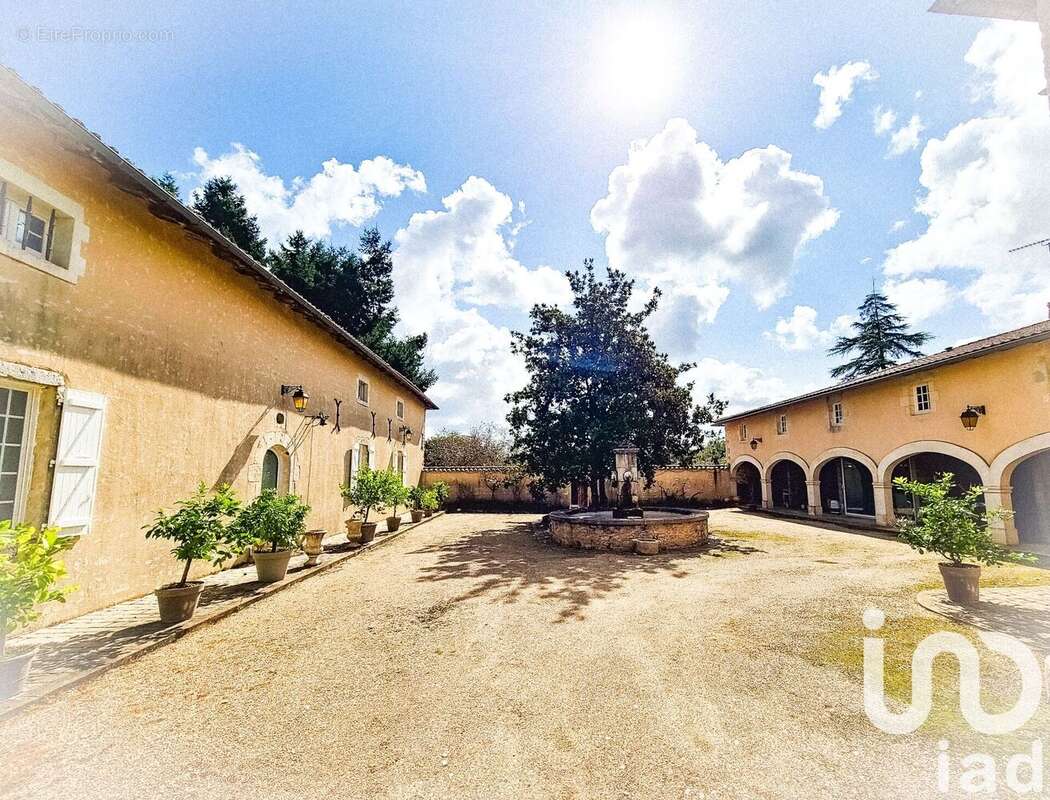 Maison 284 m² à Vieux-Ruffec  - photo 2