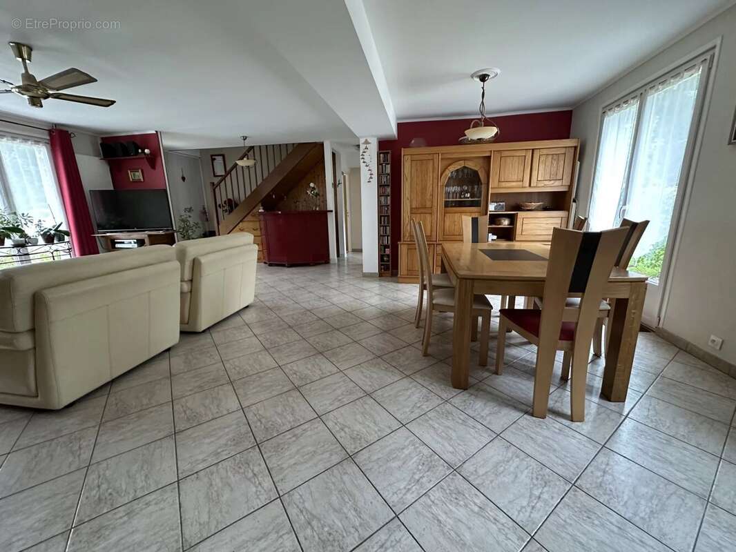 Maison à LE MESNIL-SAINT-DENIS