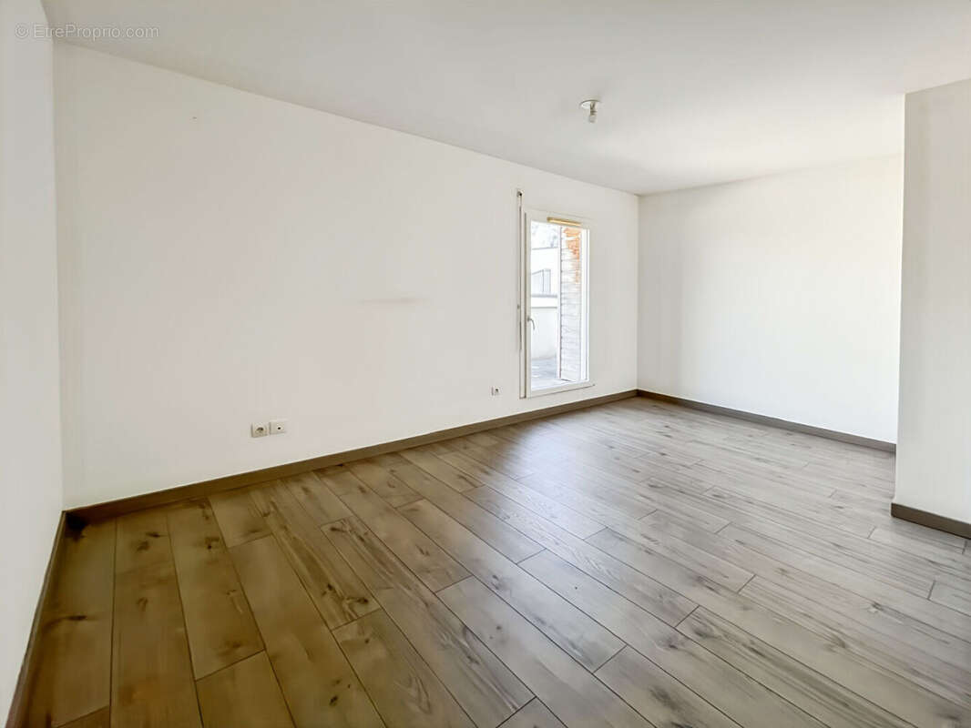 DERNIER ETAGE 3 terrasses Plein centre - photo 9