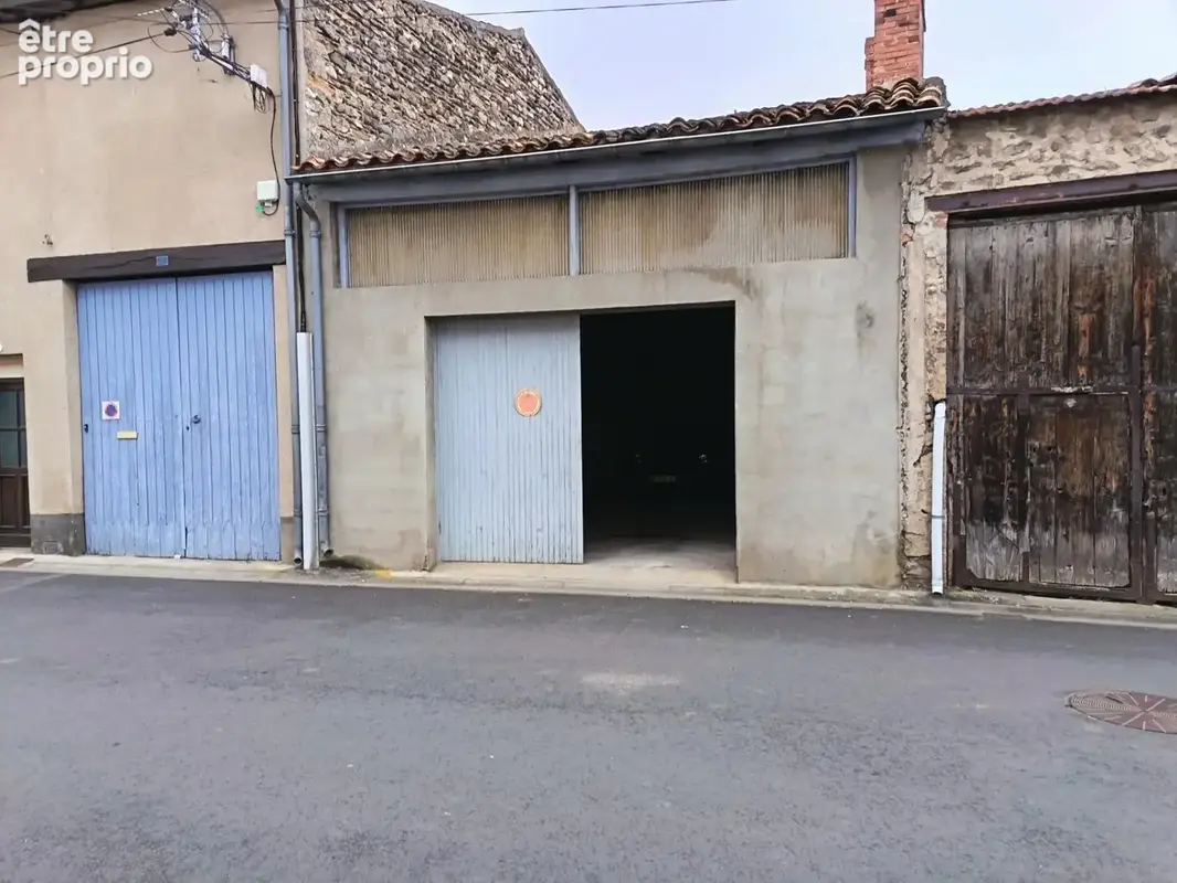 Photo Parking à Saint-Germain-Lembron au prix de 40 000€