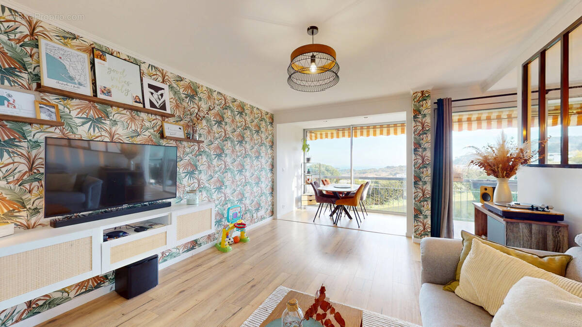 Appartement à VALLAURIS