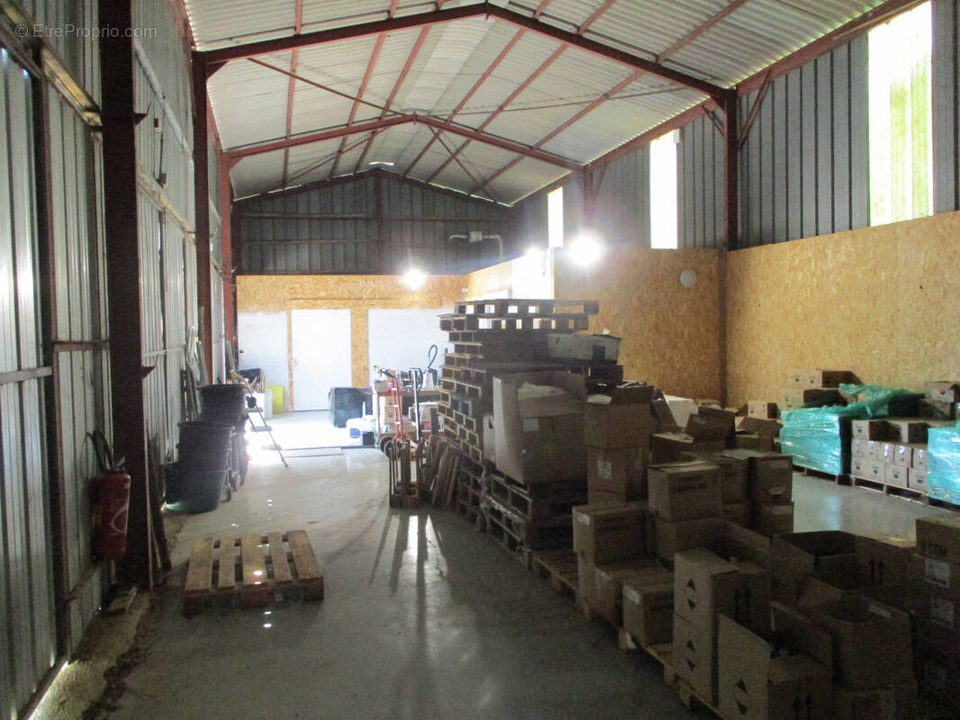 Parking à CEAUX-EN-COUHE