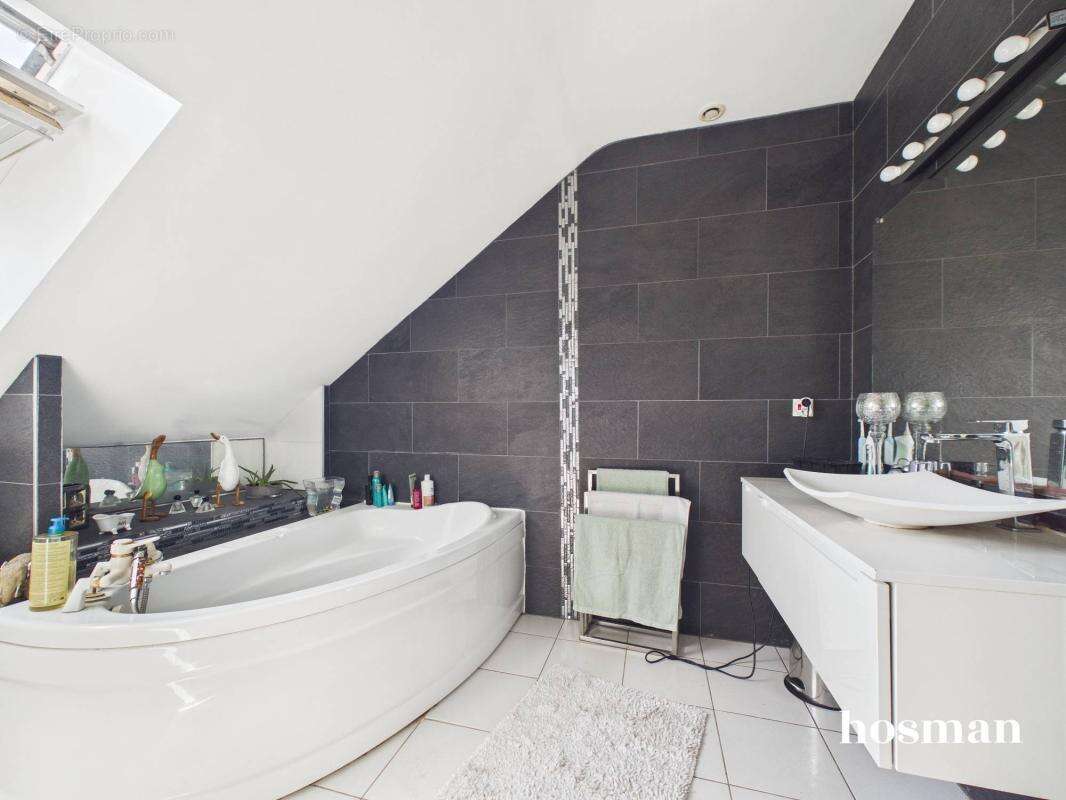 Maison de 135m² avec 4 chambres, jardin paysagé et garage - Proche St Joseph de Poterie à Nantes - photo 11