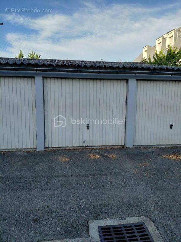 Parking à LONGVIC