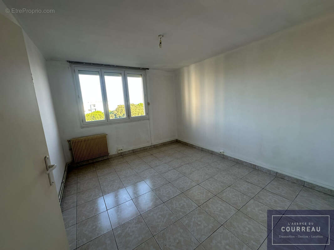 F3 de 59 m2 situé près de l'Arène, 4ème étage • Balcon • Parking • Lumineux et calme - photo 5