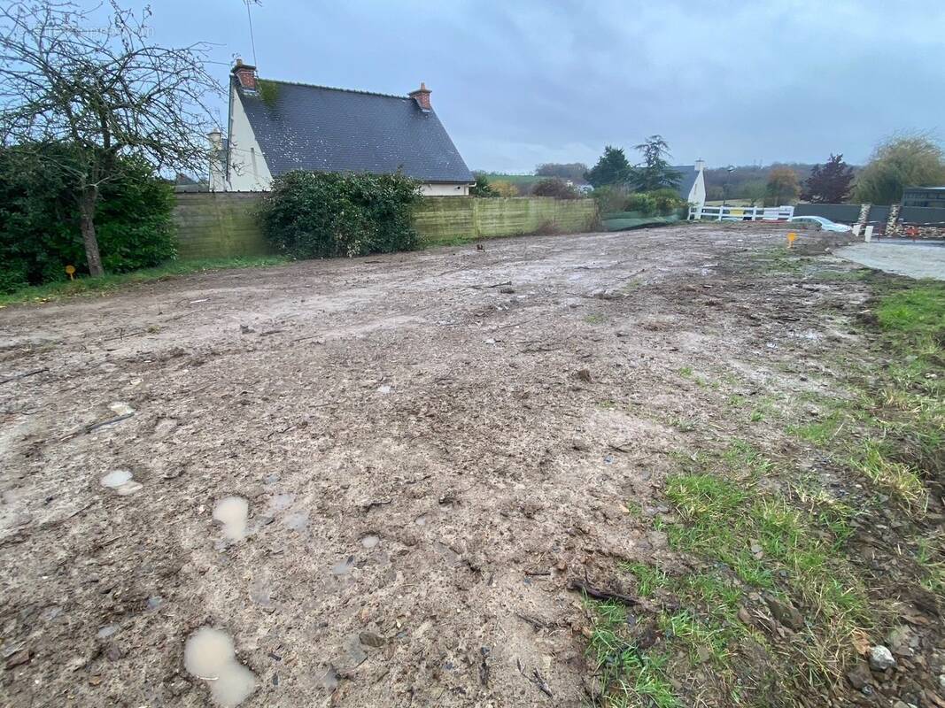 Terrain à LANGROLAY-SUR-RANCE