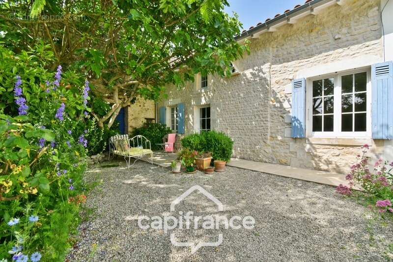 Maison charentaise rénovée à vendre 6 pièces COURCELLES (17), proche commerces, d'une superficie de 149m² avec atelier et jardin - photo 3