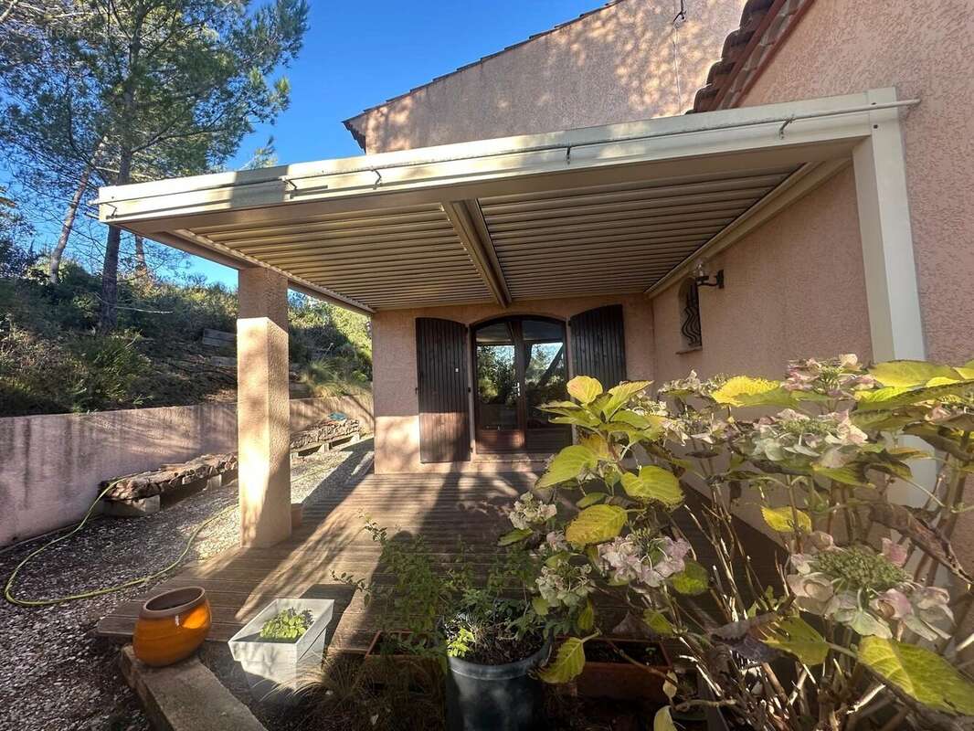 Maison à SAINT-CLEMENT-DE-RIVIERE