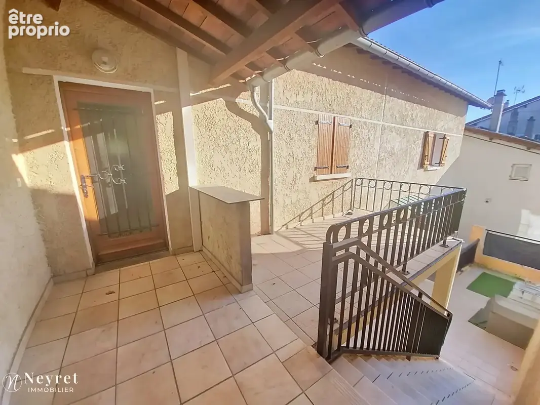 Opportunité à saisir,: T3 de 62m2 avec terrasse et rangement dans combles  dans une maison de village - photo 2